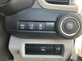 ボタン1つでエンジンを始動【キーレスプッシュスタート】!各機能のスイッチは運転席から操作ラクラク。