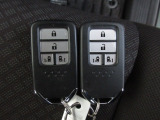 スマートキー付!キーを取り出さなくてもドアロックの施錠・開錠、エンジンの始動が出来ます!雨の日や荷物の多い日にとても便利ですね♪