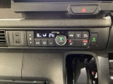 セレクトレバーの左上にオートエアコンがついてますので簡単操作で快適に過ごせます。シートヒータースイッチ内蔵で前席の左右別々にHiとLoの2段階で温度設定ができます。