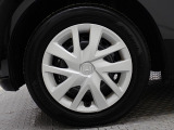 ホイールは車のデザインにマッチした専用タイプです。