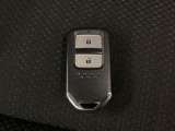 スマートキーを装備しています。鍵を差し込むことなくドアロックの開け閉めと、スタートボタン操作でのエンジンスタートができます。