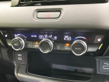 【オートエアコン】一度お好みの温度に設定すれば、車内の温度を検知し風量や温度を自動で調整。暑い&hellip;寒い&hellip;と何度もスイッチ操作をする必要はありません。快適な車内空間には必須の機能ですね♪