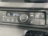 【オートエアコン】一度お好みの温度に設定すれば、車内の温度を検知し風量や温度を自動で調整。暑い&hellip;寒い&hellip;と何度もスイッチ操作をする必要はありません。快適な車内空間には必須の機能ですね♪