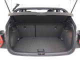 充分な容量を確保したトランクルームは、後席を倒せばさらに大きな荷物も収納可能です。