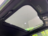 【ガラスルーフ】ガラスルーフ搭載で車内の解放感が一気にアップ!開放的なドライブをお楽しみいただけます。