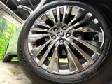 【純正19インチアルミホイール】外観にマッチした純正アルミホイールを装着しております。各種社外アルミホイールや、スタッドレスタイヤも取扱いしております。是非ご相談ください♪