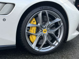 【オプション】フェラーリロゴ入りイエローキャリパー・カーボンセラミックブレーキ。