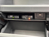 【ETC】有料道路を利用する際に料金所で停止することなく通過できる、ETC車載器(ノンストップ自動料金収受システム機器)が装備されています。セットアップを行うことで利用可能になります。