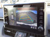 パノラミックビューモニター装備。画面にて後方の確認が行えるので、バック駐車や車庫入れの際には重宝します。車の運転に慣れない方でも安心のガイドライン表示機能付。