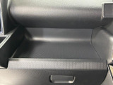 助手席側のインパネトレイは大きくてボックスティッシュも置けます!