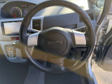 流石の低走行。MOMOの本革巻きステアリングの状態も良いです。