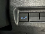 電動式バックドアです。 荷物を持ったままでもボタン一つで自動的に開け閉めできるので便利ですよ。 挟み込み防止機能も付いていますのでお子様の手や荷物を挟み込むのを防いでくれますよ。