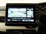 パノラミックビューモニター付きです。車両を上から見たような映像をディスプレイオーディオ画面に表示。運転席からの目視だけでは見にくい、車両周辺の状況をリアルタイムでしっかり確認できます。