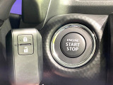【キーレススタートシステム】カバンやポケットに入れたままでもドアの施錠・解錠が可能なスマートキーを装備。エンジンのオン・オフ時もカギを取り出す必要が無いからとっても便利です♪