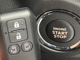 【キーレススタートシステム】カバンやポケットに入れたままでもドアの施錠・解錠が可能なスマートキーを装備。エンジンのオン・オフ時もカギを取り出す必要が無いからとっても便利です♪