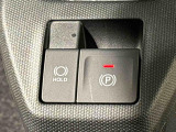 指先だけで簡単に操作が可能な電動パーキングブレーキを採用。「HOLD」スイッチを押すと、渋滞や信号待ちなどでブレーキペダルから足を離しても、ブレーキを保持するので安心です