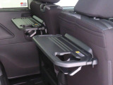 格納式シートバックテーブル付。車内での休憩がさらに快適になります。