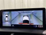 パノラミックビューモニターを装備。駐車場や交差点でクルマを真上から見るように周囲を確認できます。機能の詳細は販売店スタッフまでおたずねください。