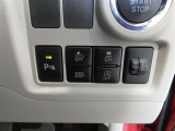 コーナーセンサーを車の前後に装備。障害物までの距離に応じて警告音を変えてお知らせ。縦列駐車時や駐車場・車庫などでの取り回しをサポートします。詳細は販売店スタッフまでおたずねください。