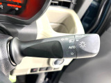 【オートライト】周りの明るさに応じて自動でヘッドライトの点灯・消灯ができる機能です!ライトの付け忘れ・消し忘れなどが無くなり、雨の日や夕方の走行も安心!トンネル通過時も便利ですね♪
