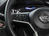ナビゲーションのメニュー、音量など、ステアリングから手を離さずに操作できます。
