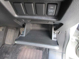 運転席右側操作部スイッチの下には小さな小物入れが有ります。