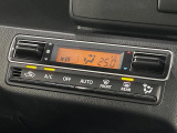 【オートエアコン】一度お好みの温度に設定すれば、車内の温度を検知し風量や温度を自動で調整。暑い&hellip;寒い&hellip;と何度もスイッチ操作をする必要はありません。快適な車内空間には必須の機能ですね♪