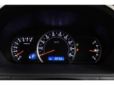 とっても見やすいメーターです。夜間時はラグジュアリーな気分にさせてくれる照明が魅力ですので、夜のドライブも楽しみになりますよ♪