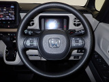 ハンドル左側にはオーディオ操作が出来るオーディオリモートコントロールスイッチ、右側にはHonda SENSINGとオートクルーズコントロールのスイッチを装備!
