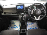 運転にかかわる様々な操作を安全に行えるように視点移動が少なく、操作性に配慮されたスイッチ類が凝縮されたコクピットです。