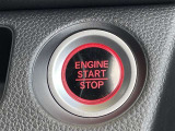 バッグやポケットにキーを入れっ放しでもエンジンON/OFFできるエンジンスイッチ。