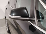 【BMWミラー】視認性の高いスタイリッシュなミラー。自動防眩機能も付いており夜間のドライビングをサポートします。