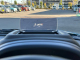 【ヘッドアップディスプレイ】運転に必要な情報やセーフティーサポートの警告などをメーターパネルを見なくても確認ができます☆視線移動が少なくなり安全運転ができますね♪