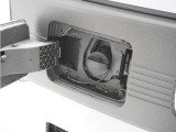 充電口はフロントグリル部に配置。充電器とつないでも、充電ケーブルがドアの前を通りにくくなります。センターピラーレスの足元もスッキリだから、積み降ろしや乗降をスムーズに行うことができます。