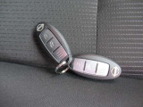 『インテリジェントキー』ですのでポケットやかばんに入れたままでもドアに付いているボタンを押してキーの開閉が出来ます♪♪ エンジンスタートもワンプッシュorひと捻り♪♪