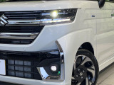 【LEDヘッドライト】悪天候や夜間走行時も良好な視界を確保し安心して運転できる高輝度LEDヘッドライトを装備!点灯速度が早く、消費電力も抑えられています。