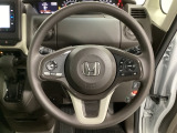 ハンドルにHondaセンシング系のクルーズコントロールやレーンキープアシストなどのスイッチと、オーディオの操作スイッチが装備されています。ハンドルから手を離さず安全に操作できます。