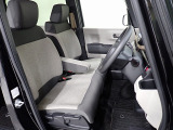 フロントシートはベンチシートです、運転席と助手席の移動が簡単です。真ん中にはアームレストも装備されています! また運転席シートの高さも調整できます。