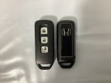 スマートキー付きですからドアロックの開閉およびエンジンスタートが楽々です。電動スライドドアの開け閉めもボタンで操作できます。スペアキーも同じものを用意しております。
