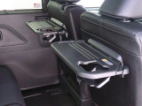 格納式シートバックテーブル付。車内での休憩がさらに快適になります。