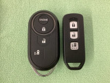 スマートキー付きですからドアロックの開閉およびエンジンスタートが楽々です。電動スライドドアの開け閉めもボタンで操作できます。加えて、純正リモコンエンジンスターター用の操作キーもついています。