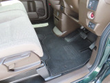 【フロントのフロアマット】前席は純正フロアマット付きです。大きな汚れもなく、使用感も少なめで綺麗な状態です。