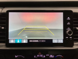 バックでの車庫入れも安心です! リアカメラが付いているバックモニター付のナビを装備しております。操作線もついており距離感も画面から確認できます。
