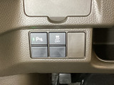 VSA装備車です。VSAはドライバーの操作と車の動きを見守っています。もし車の挙動が乱れたとき、4輪別々にブレーキをかけたり、エンジンパワーをしぼることによって車を安定させます。