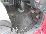 【フロントのフロアマット】前席は純正フロアマット付きです。大きな汚れもなく、使用感も少なめで綺麗な状態です。
