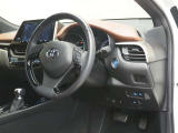 ハンドル周りの様子をご紹介しております。視界もよく運転も快適です。