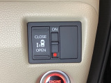 左側電動スライドドアは運転席からでも操作ができるように、ハンドル付近に開閉の操作スイッチが付いています。