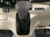 CVT車のセレクトレバーです。低速から高速まで、変速ショックのないスムーズな走りを実現するとともに、エンジン効率のよい領域を維持することで燃費にも貢献します。