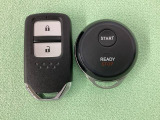 スマートキーを装備しています。鍵を差し込むことなくドアロックの開け閉めと、スタートボタン操作でのエンジンスタートができます。加えて、純正リモコンエンジンスターター用の操作キーもついています。