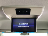 天井にリア席モニターが付いています。ナビゲーションで再生しているDVD等の映像を、後部座席の方にご覧いただくことができます。お子様にも大人気です。
